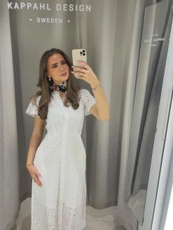 Midiklänning med broderie anglaise