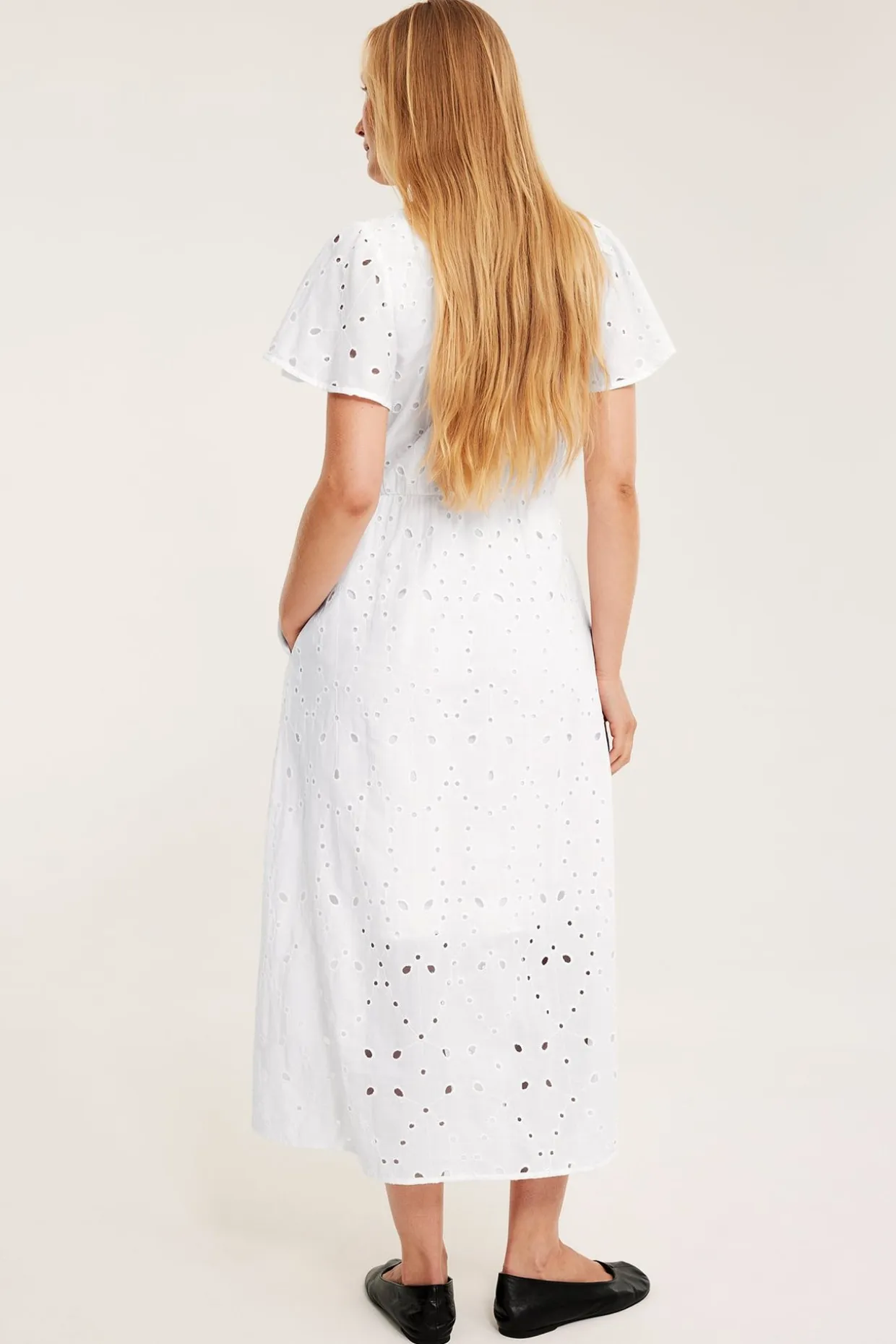 Midiklänning med broderie anglaise