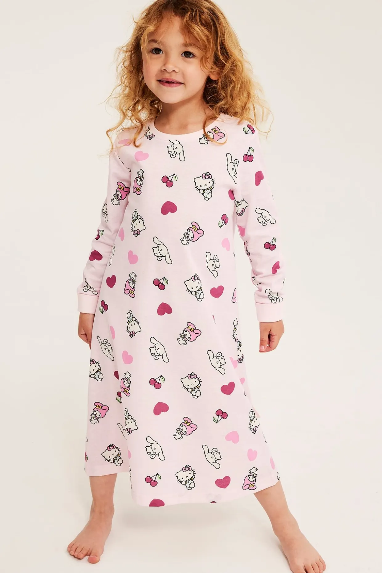 Nattlinne i bomullstrikå med Hello Kitty