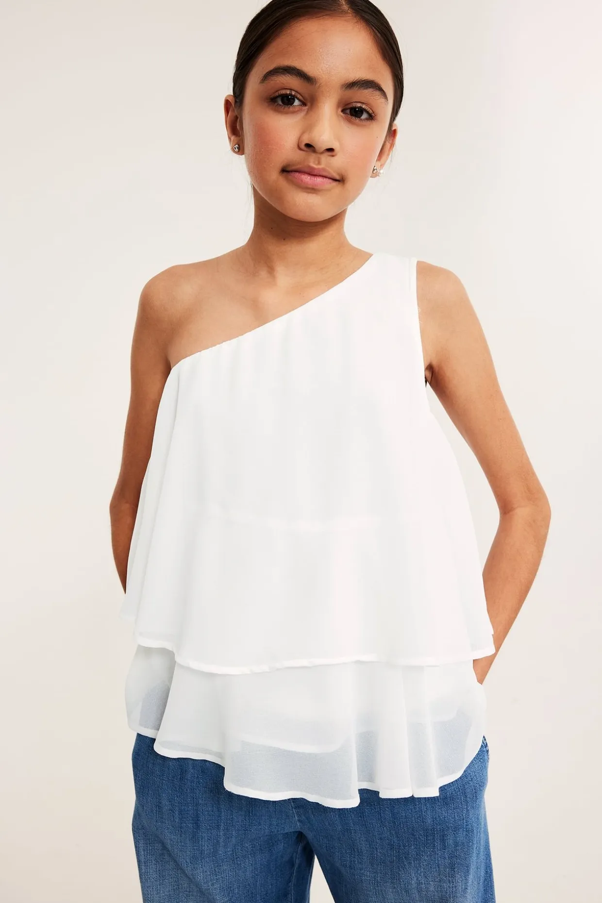 One shoulder-blus med volanger