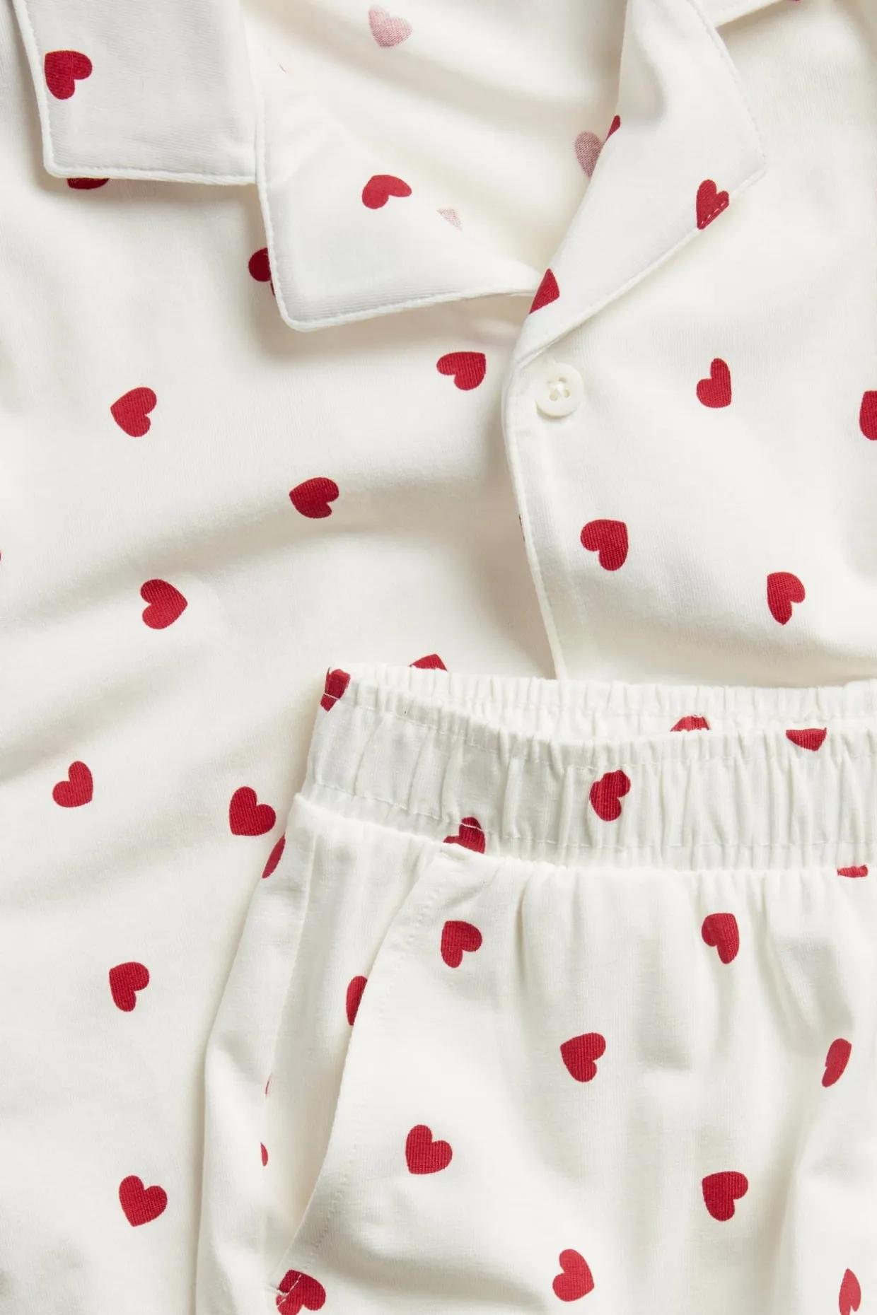Pyjamas med hjärtan barn