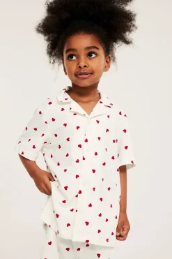 Pyjamas med hjärtan barn