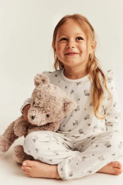 Pyjamas med nallar och rosor