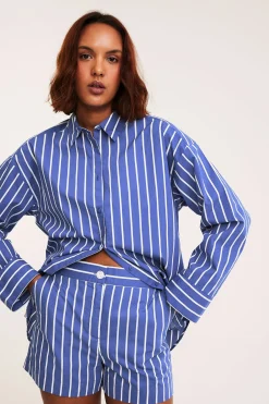 Randiga shorts i bomullspoplin