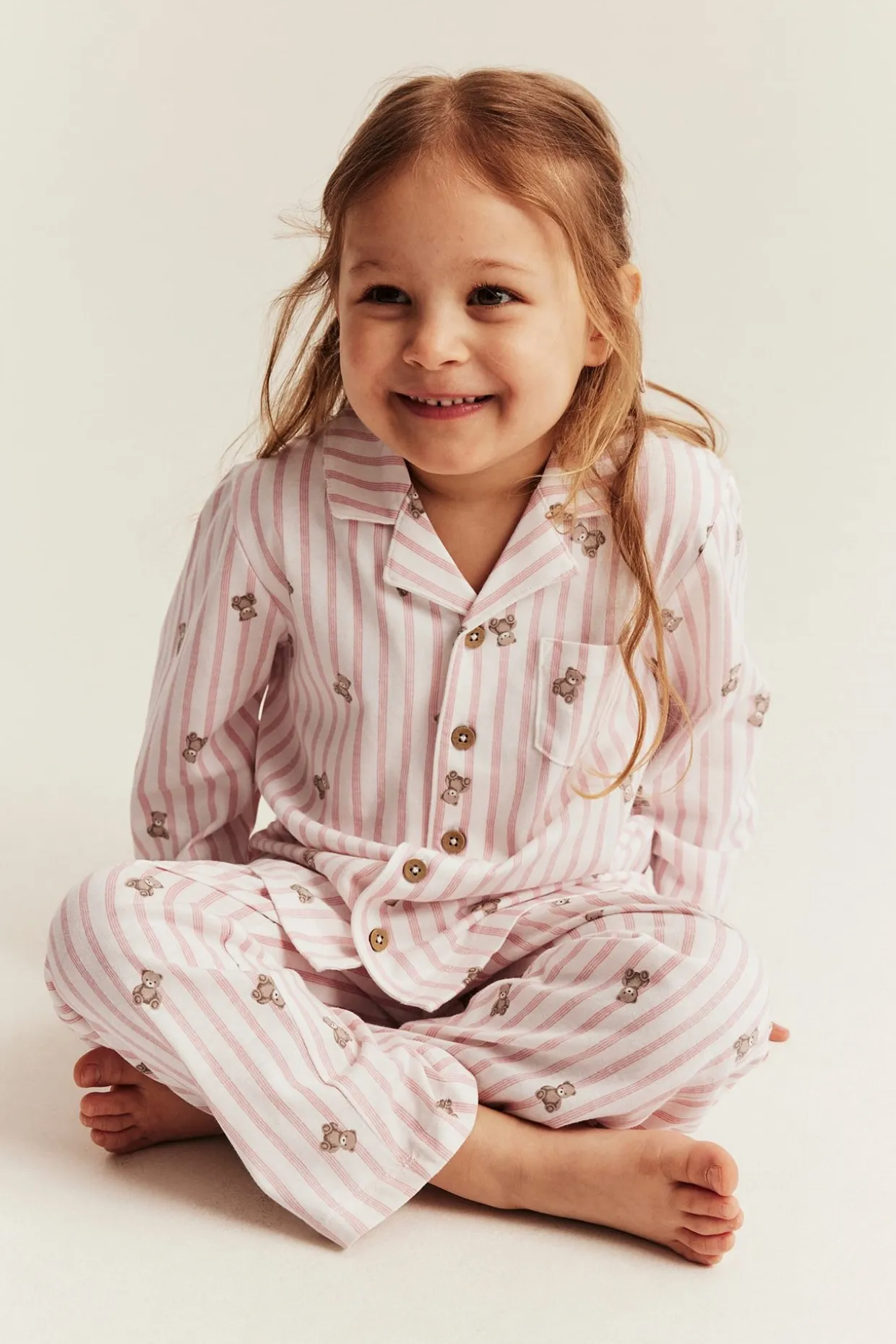 Randig pyjamas med nallebjörnar