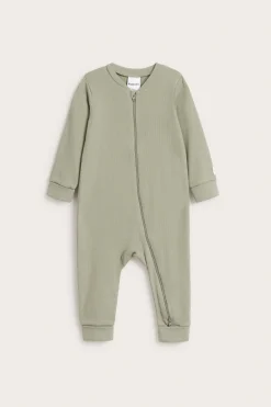 Ribbad jumpsuit med nedvikbara muddar