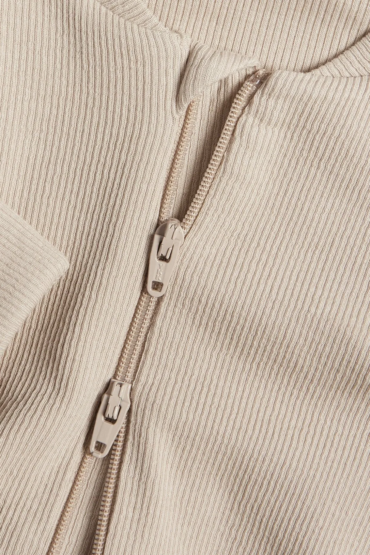 Ribbad jumpsuit med nedvikbara muddar