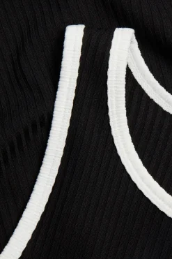 Ribbat linne med kontrastkanter