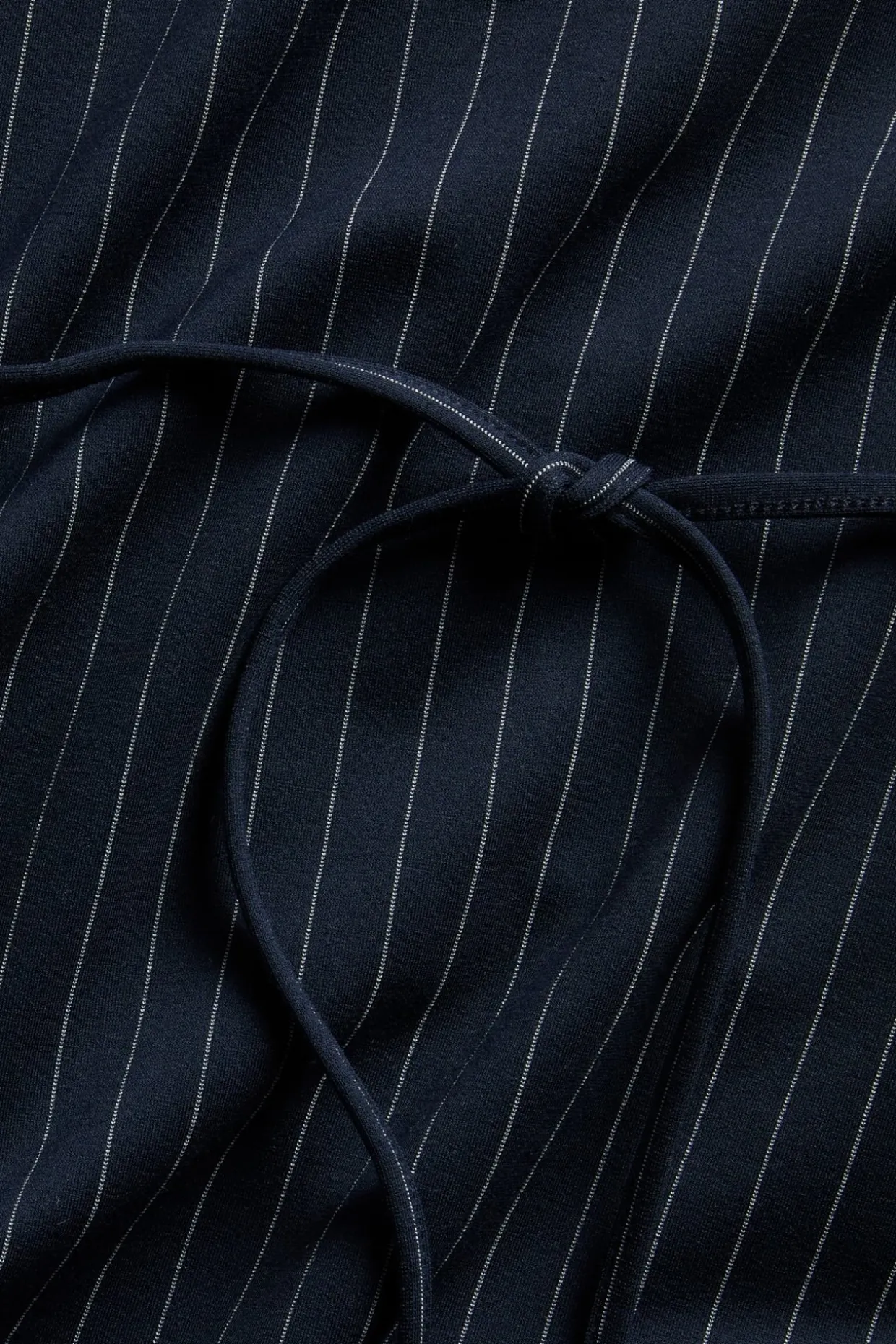 Ärmlös topp med knytband i midjan