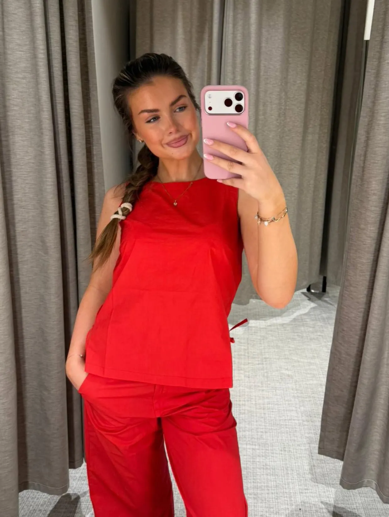 Ärmlös topp med knytband i sidan