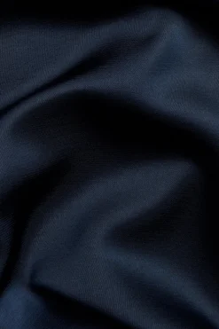 Satinklänning med spetsdetaljer