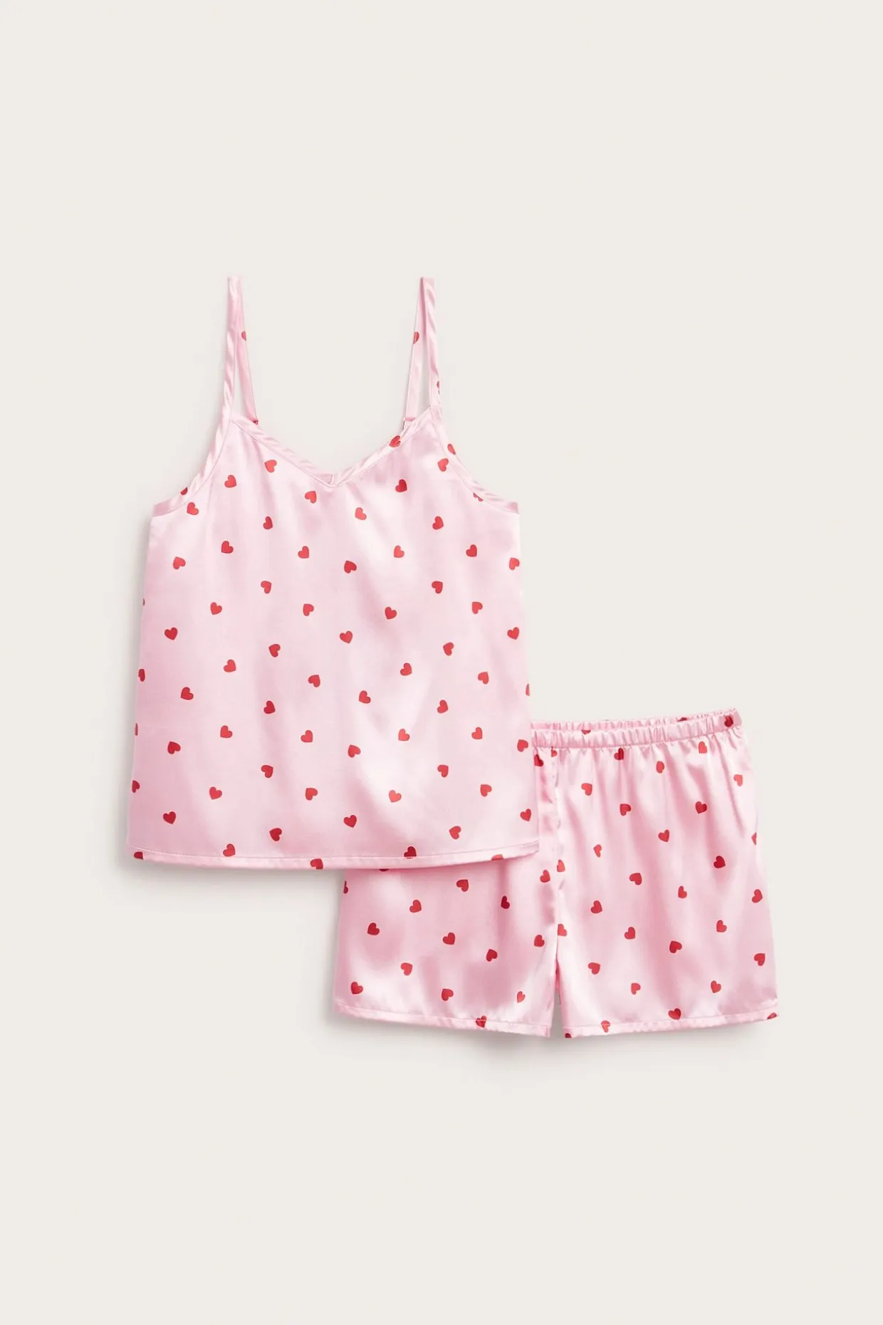 Satinpyjamas med hjärtan