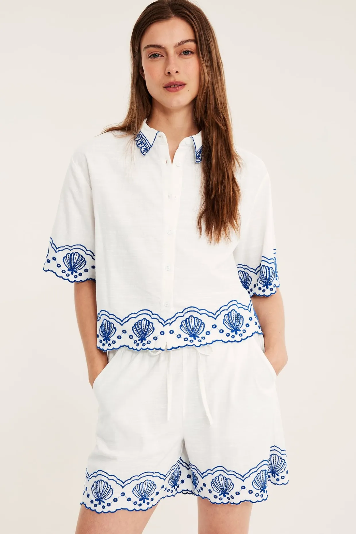 Shorts i bomull med broderie anglaise