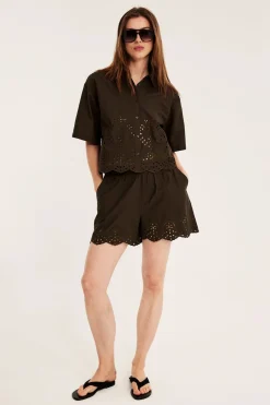 Shorts i bomullspoplin och broderad kant