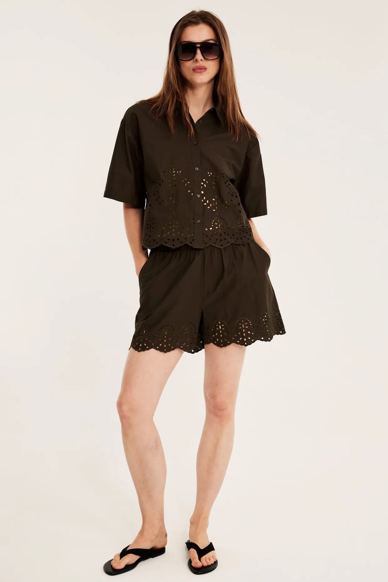 Shorts i bomullspoplin och broderad kant