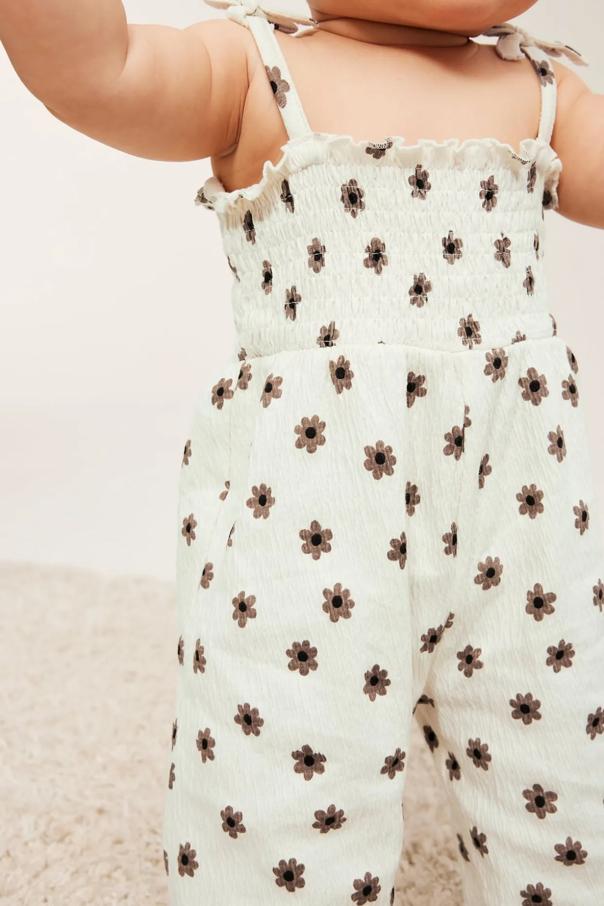 Småblommig jumpsuit med rosetter