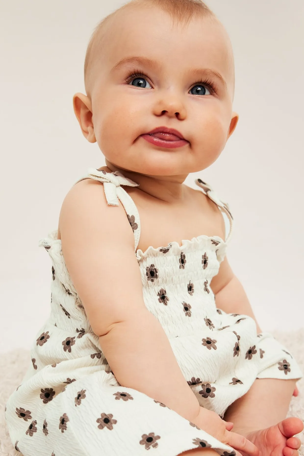 Småblommig jumpsuit med rosetter