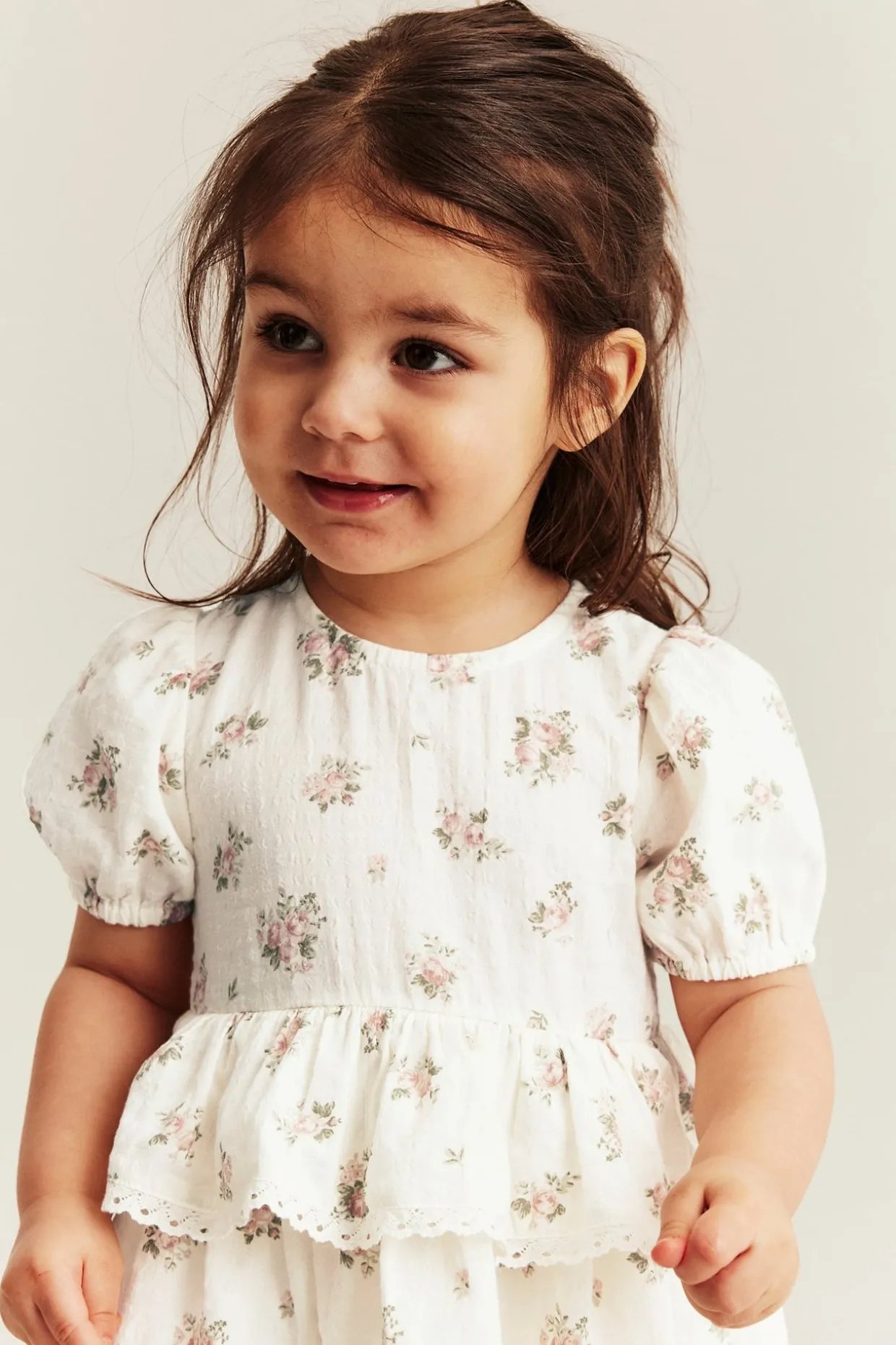 Småblommig jumpsuit med volang