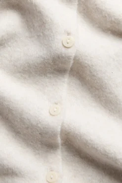 Stickad kofta med krage och kort ärm