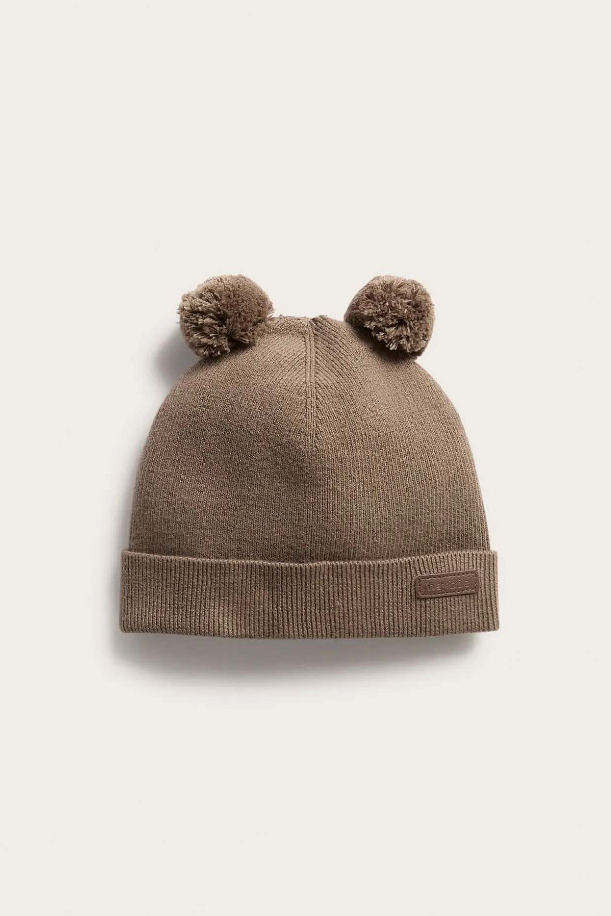 Stickad mössa med pom poms