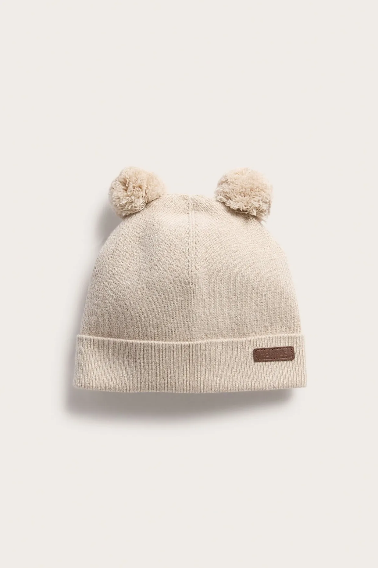 Stickad mössa med pom poms