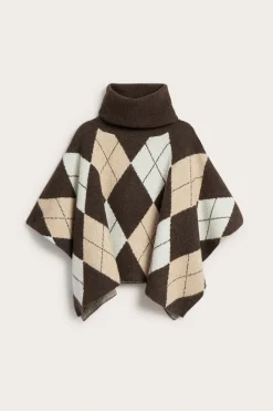 Stickad poncho med polokrage och rutmönster