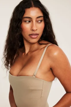 Stringbody light shape med vadderade kupor