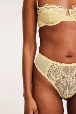Stringtrosa med spetsdetaljer