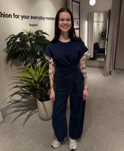 Topp med knytdetalj