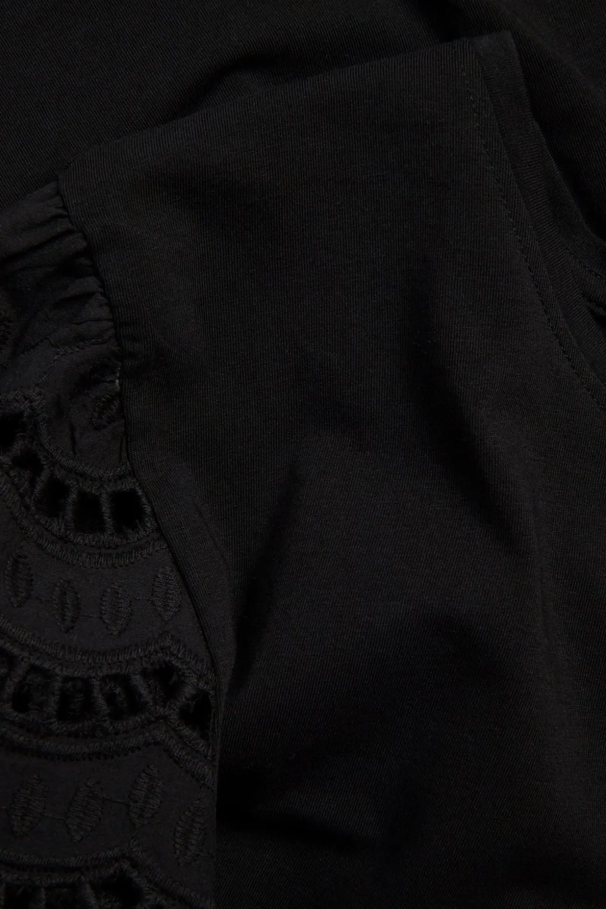 Topp med ärm i broderie anglaise