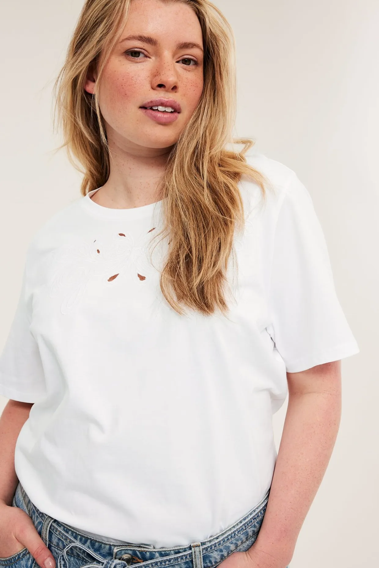 T-shirt med broderie anglaise