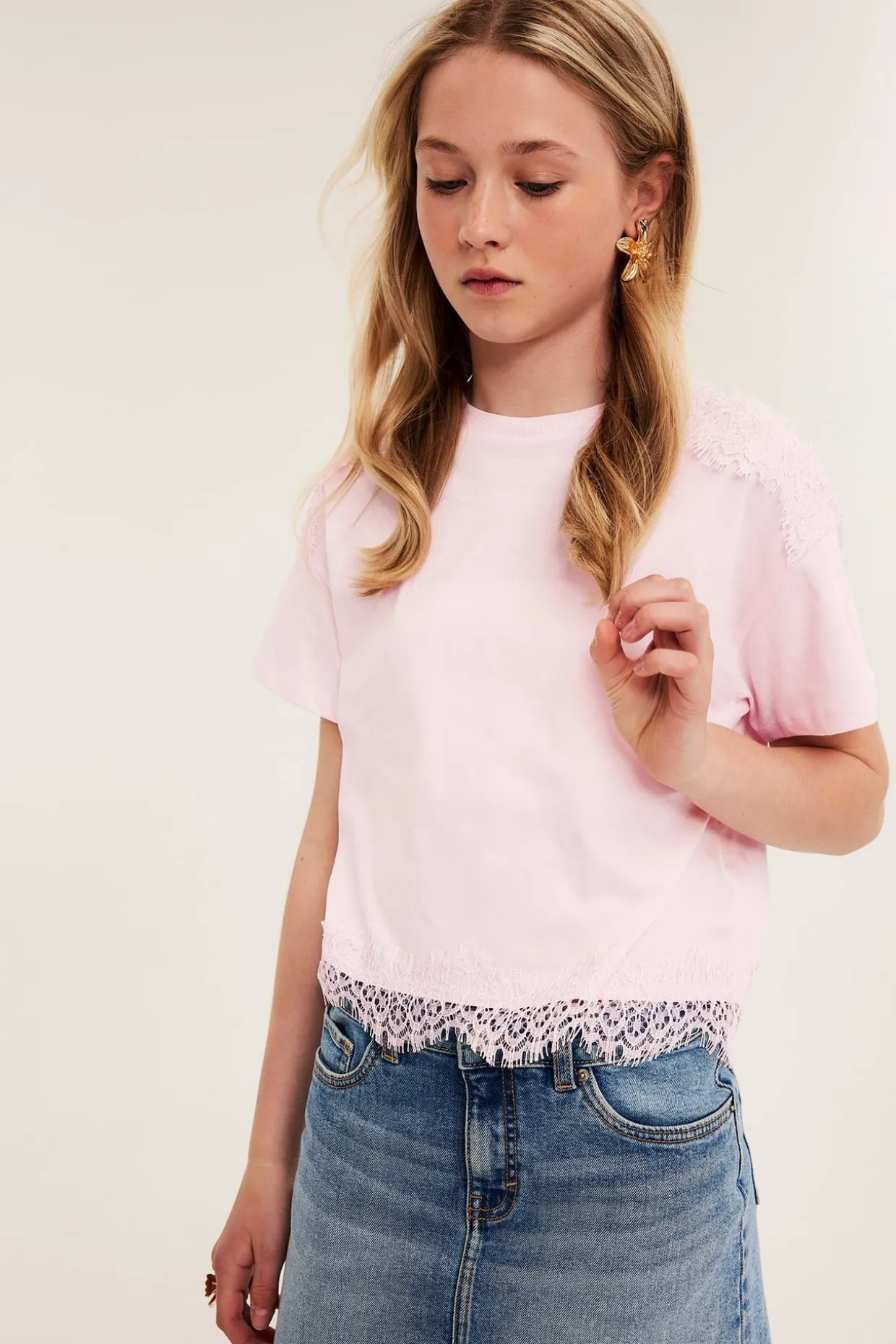 T-shirt med spetsdetaljer