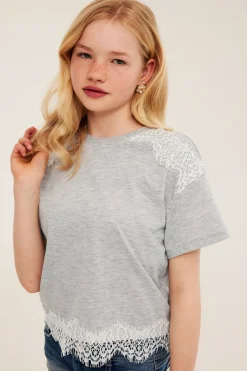 T-shirt med spetsdetaljer