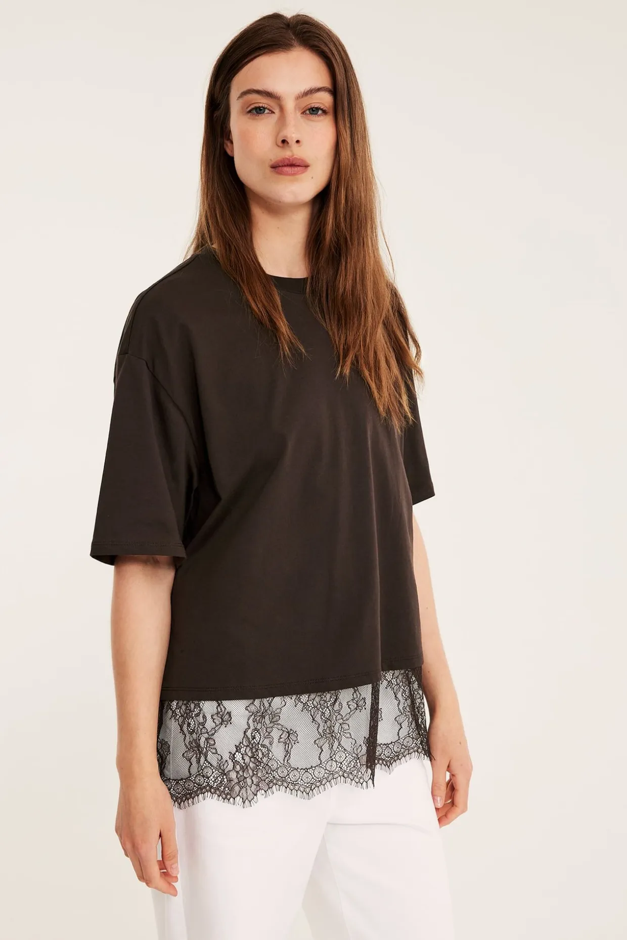 T-shirt med spetskant