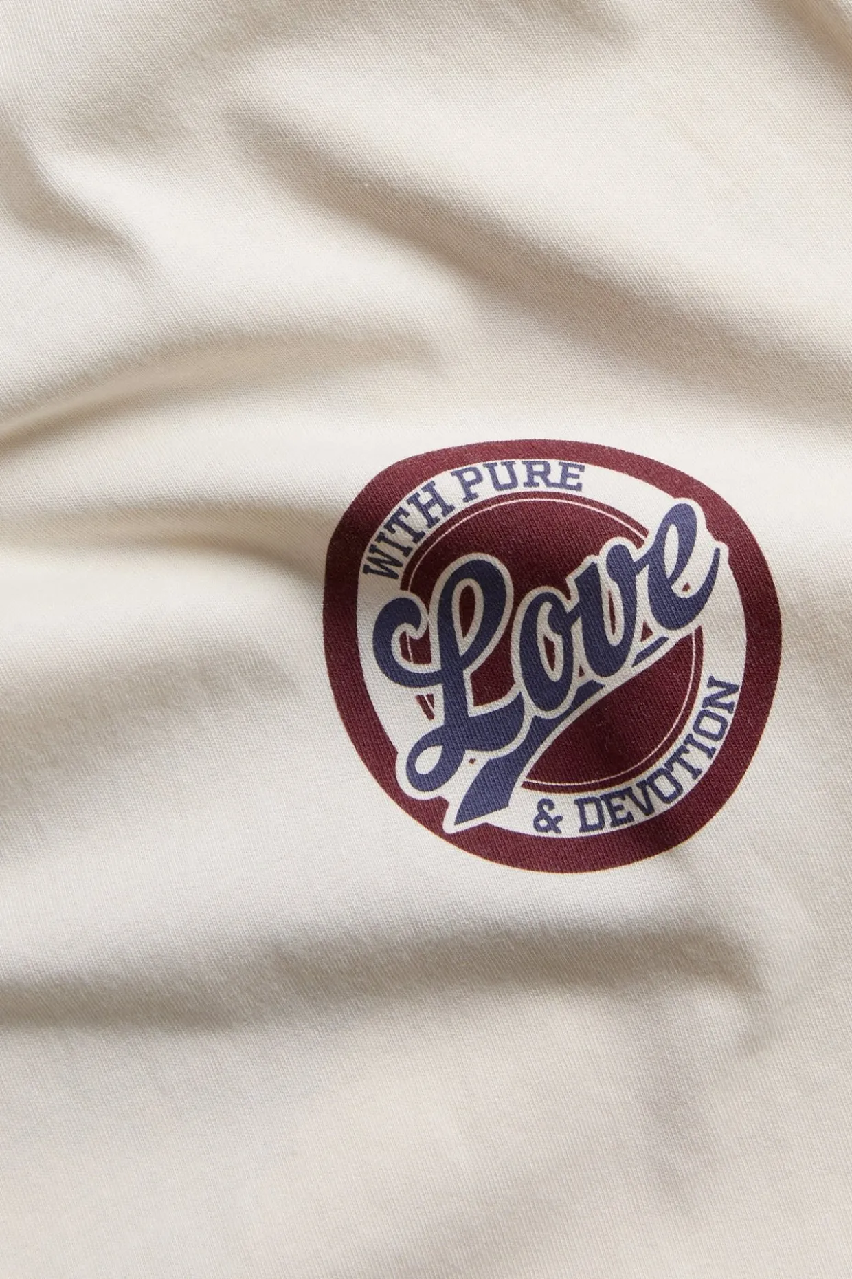 T-shirt med tryck "Love".