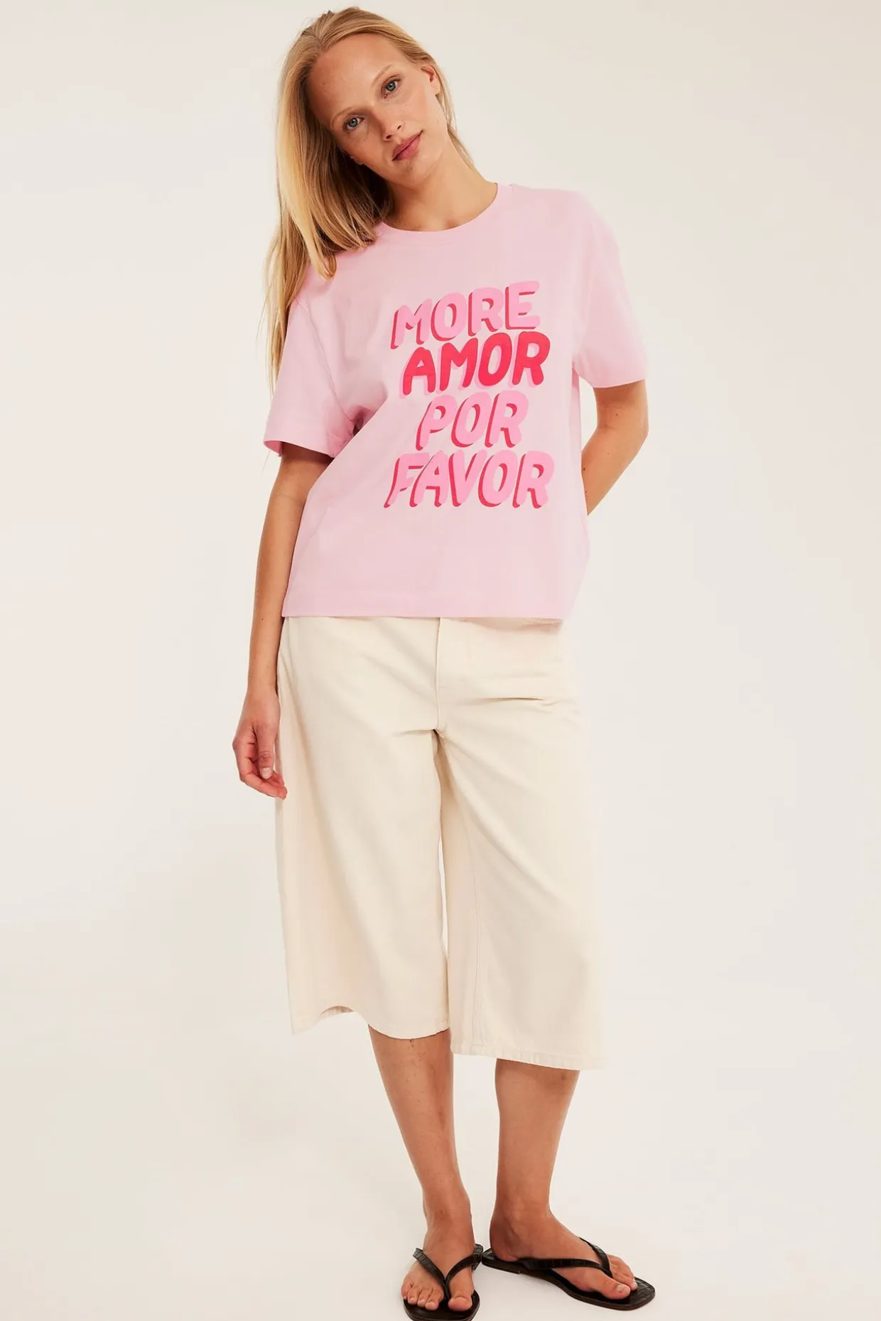 T-shirt med tryck "More amor por favor"
