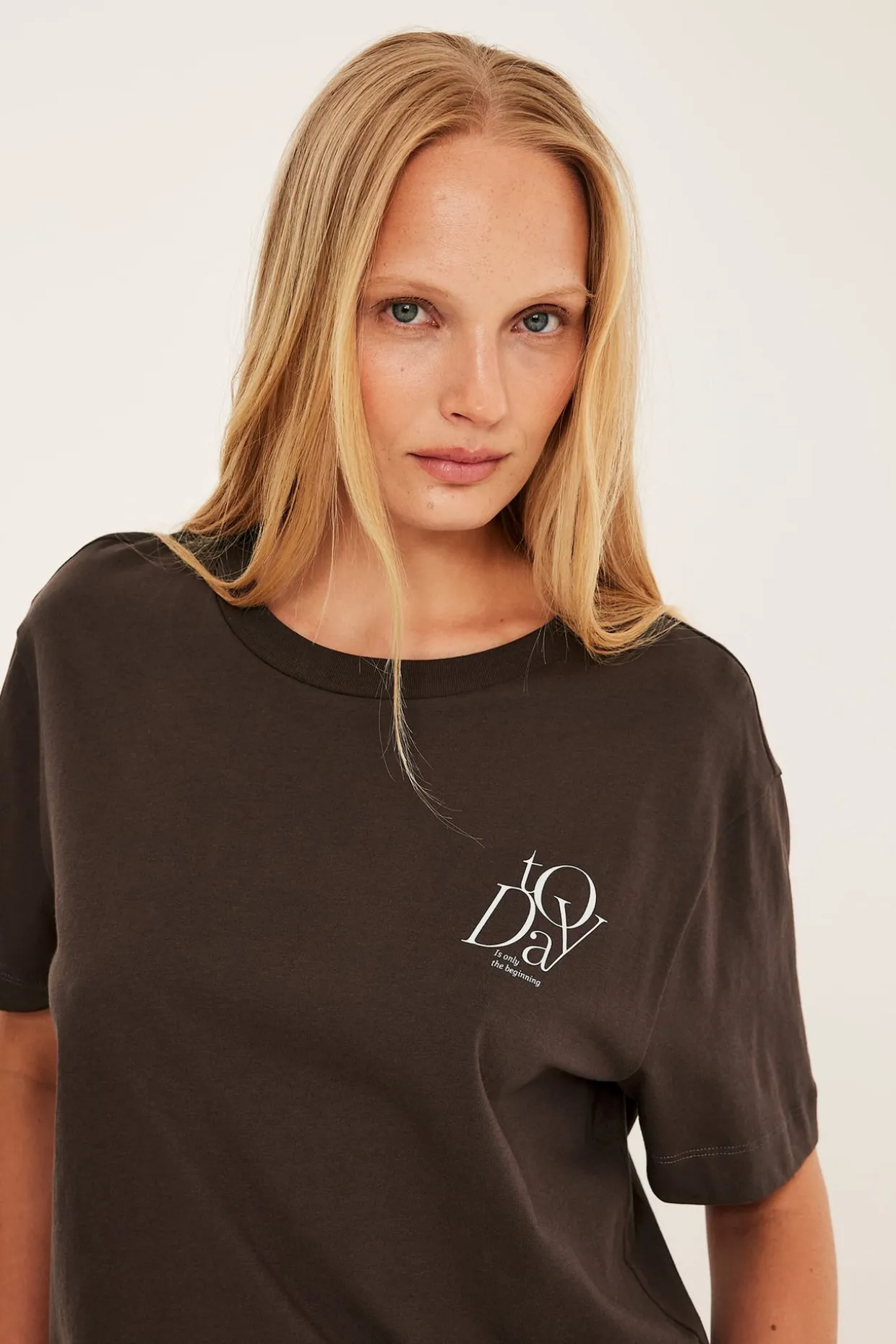T-shirt med tryck "Today"