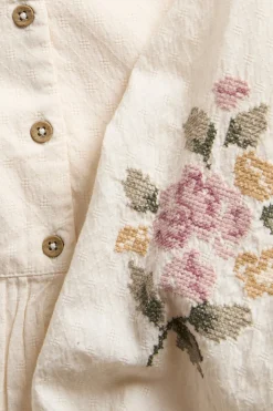 Vävd blus med blombroderi
