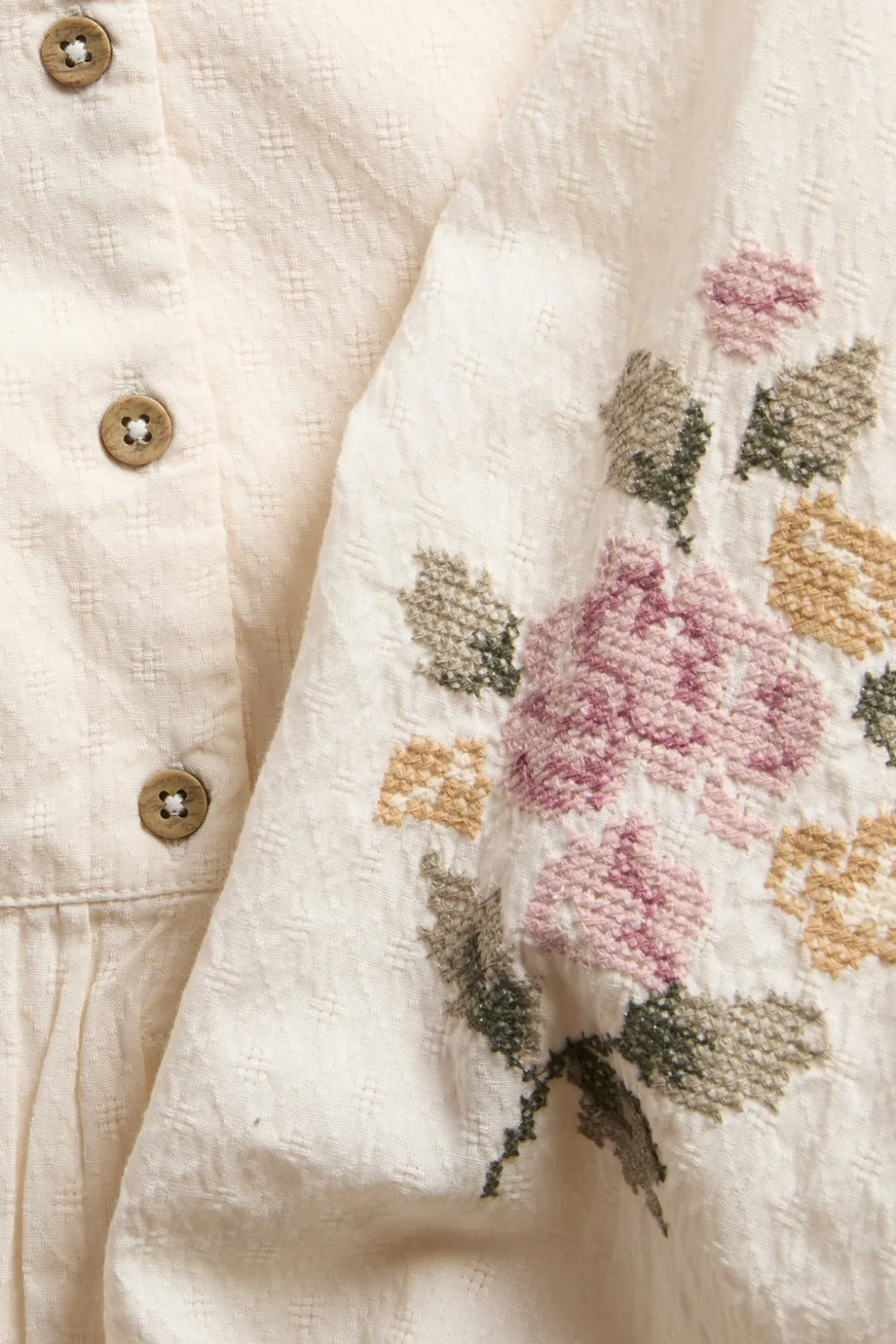 Vävd blus med blombroderi