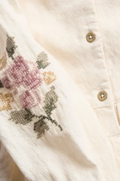 Vävd body med blombroderi